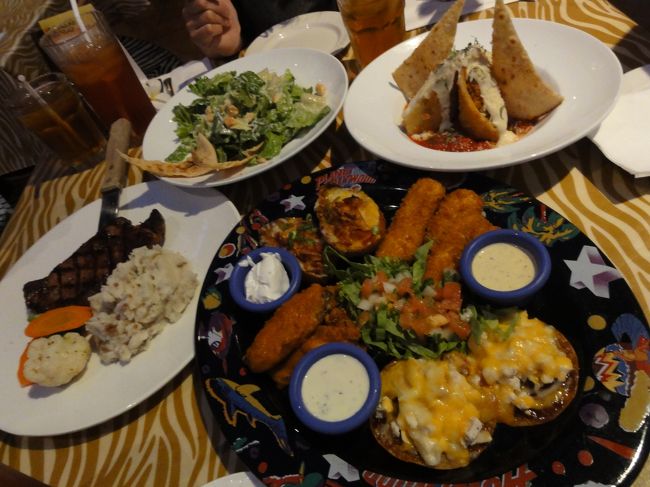 シーザーサラダ$11.95、NY.ラザニア$17･50　ビーフステーキ$28.95。あと、手前の大きなお皿はチキンやポテトなどの盛り合わせ（名前ちょっと忘れました）$18.50。<br />美味しかったです♪お肉も固めだけど、子供らも喜んで食べてました。<br /><br />グアムに来てよく注文したアイスティー。お代わり自由だしお水と同じぐらい安い。お店によって味が微妙に違うのが面白かったです。<br />ココのは一番美味しかったかも。ちょっとフルーティーでほのかな甘さ。<br /><br />ちなみに藤一番ではノンシュガーのさっぱりしたお茶。TGIフライデーズではシロップたっぷりめの甘ーいお茶でした。<br /><br />