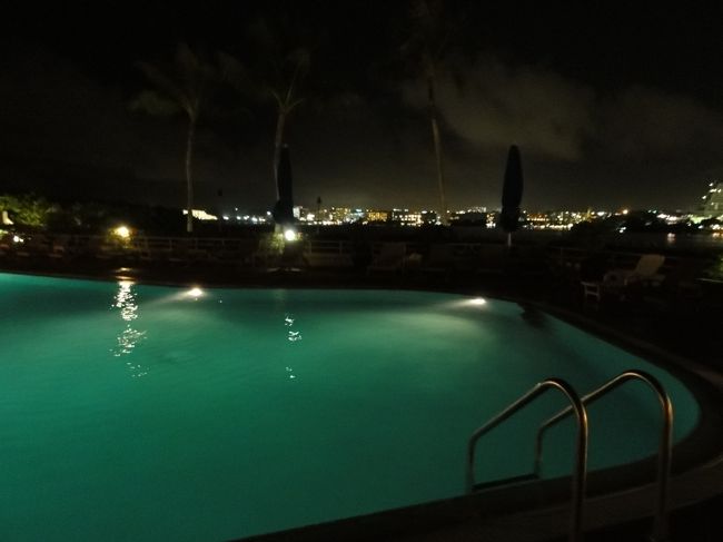 ホテルのプールものぞいてみました。<br />夜でも泳いでいる人、たくさんいました。夜9時ぐらいまでＯＫのようです。我が家は寒くて入れませんでした。
