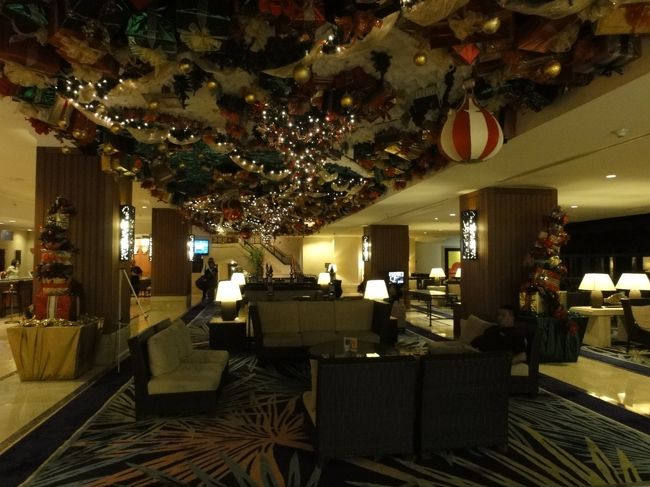 AM4:00<br />いよいよ日本に帰国の朝です。薄暗いホテルのロビー。<br />逆さ釣りのクリスマスイルミネーション。お世話になったヒルトンともお別れです。