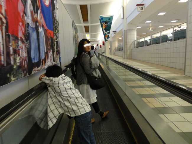 朝にめっぽう弱い次男がかなりグロッキーぎみです。<br /><br />帰りの飛行機はずーっと寝っぱなし。