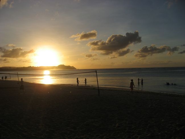 丁度夕日が見れる時間だったのでアウトリガーホテルに失礼してビーチに出てみました。<br /><br />日曜日なので観光の人たちだけでなく、ローカルの家族連れやグループがたくさん。ビーチバレーをしたり、暗くなるまで泳いだり。ホテルのテラスではローカルの方のアットホームなウェディングが行われていました。
