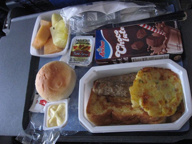 最後に機内食。<br /><br />こちら次男用のチャイルドミール。フレンチトーストにハッシュドポテト？とあらびきミート。トーストなのにまたパンもついてるのが不思議。チョコレートドリンクはあまり好みの味でなかった様子。