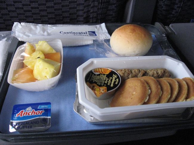 大人用機内食②<br /><br />パンケーキとあらびきミート。こちらの方がチャイルドミールっぽいと思ったけど、ミートがピリ辛でした。<br />