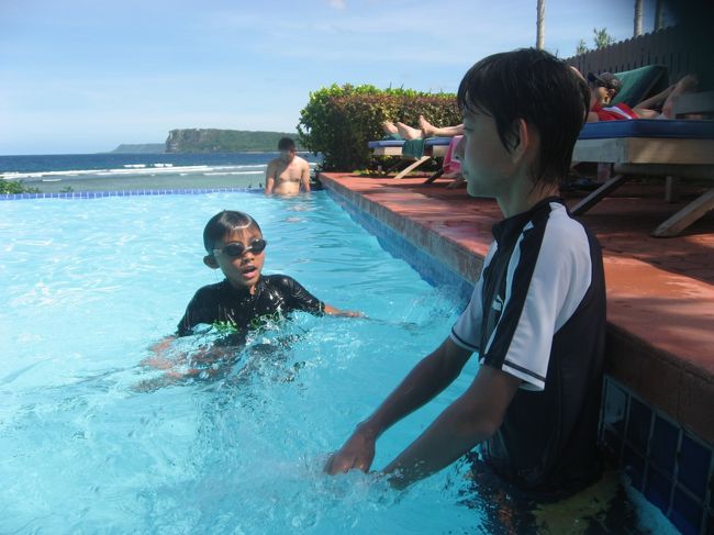 プールはこの海を見下ろせるプールを1番気に入っていました。というかこのプールの水が一番暖かく、ジャグジーにも近かったのでココばかり。<br />