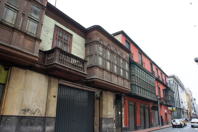 博物館近くまでツアーバスで来たところでバスを降り、徒歩で博物館へと向かいます。