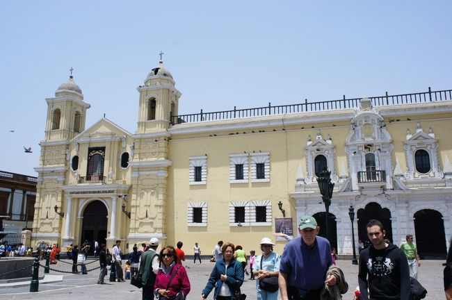 正面のファサードは見事ですが、正面向かって左側建物の外装の飾り壁もきれいで見ごたえがあります。<br />