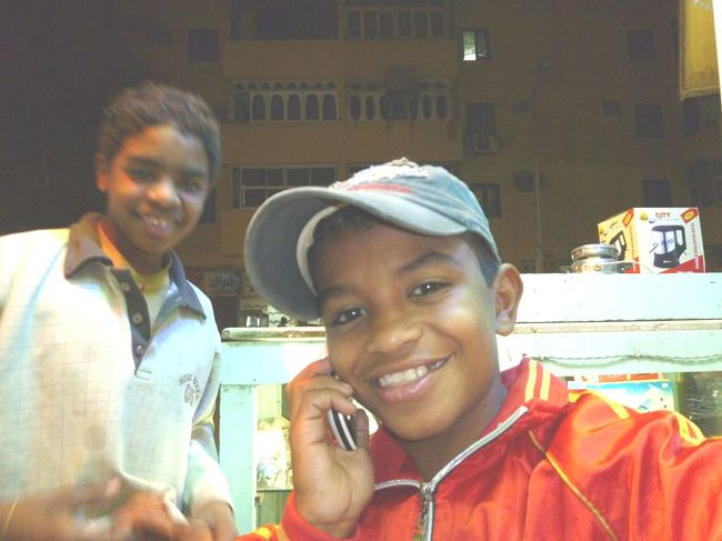 カメラに興味深げなドゥーダ君（写真右）とその友人。