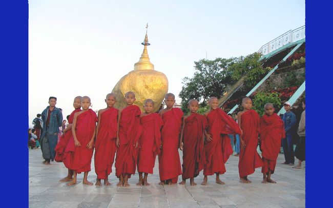   可愛い小坊主さんがいたので、集まってもらいました。<br />小乗仏教の東南アジアの男子はこどもの頃に、寺に入って勉強します。<br />2004年、ミャンマー／チャイティーヨー