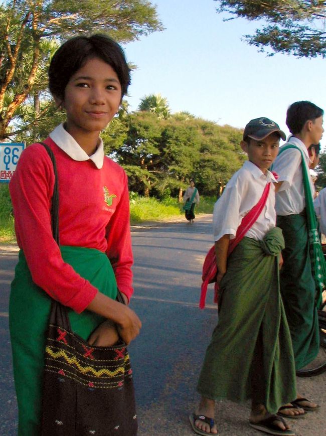 シャンバッグとロンジーを着て学校へ<br />2004年、ミャンマー