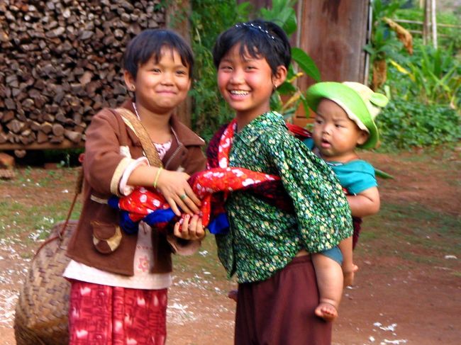 女の子は弟や妹の世話をします。<br />2004年、ミャンマー