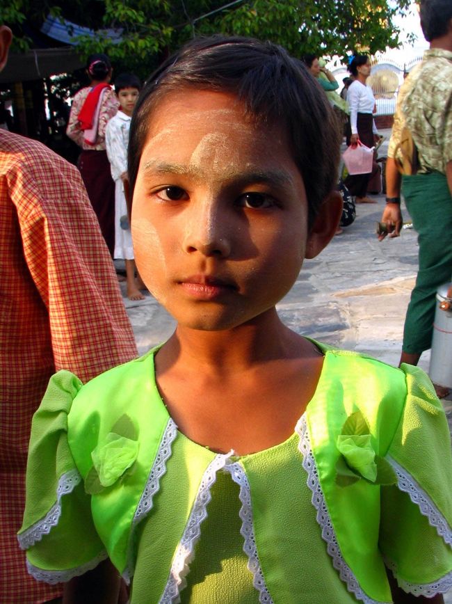 お寺へはオシャレをしてお参りしてます。<br />2004年、ミャンマー