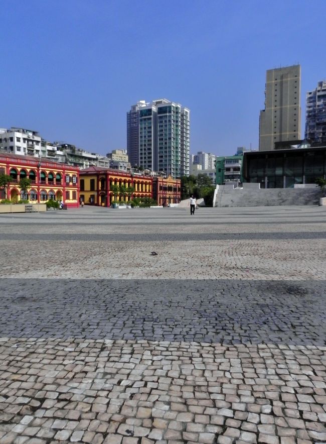 向こう側にオランダ通りと呼ばれるそれらしい建物が並んでいる。<br /><br />かつてオランダ人捕虜がこのあたりに居留されていたのでそう呼ばれるそうだが