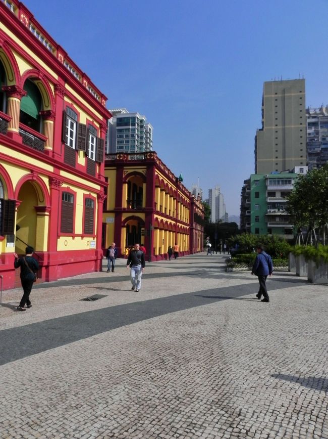 この立派な建物に捕虜達が住んでいたわけではないだろう<br /><br />現在は市政庁や文化局が入っている<br /><br />それにしても青い空とのコントラストが美しい