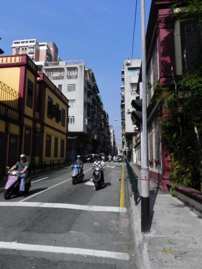 そのまま行くと孫文記念館があり、ちょっと変わった様式の建物だったが写真がどこかにいったみたいだ<br /><br /><br />戻ってきてさきほどの建物あたりを進む<br /><br /><br />あまり観光客らしいのは見かけなかった<br />