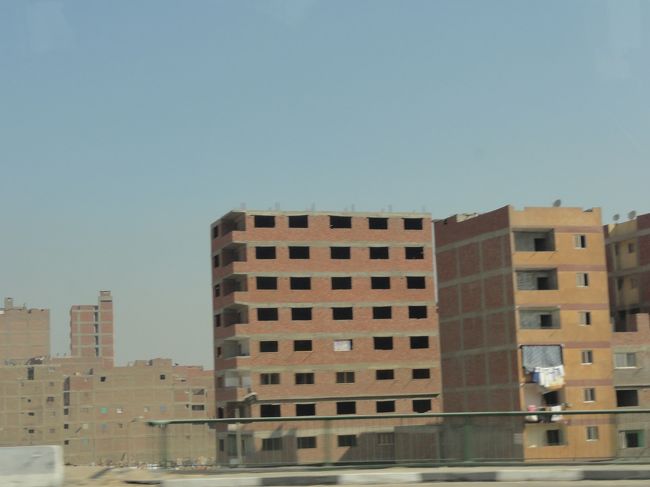 この辺りの家は<br />ほとんどレンガ造りだ。<br /><br />しかも、鉄骨が天井付近むき出しになっている。<br /><br />ガイドさんの話だと<br />家は、ほとんど建築中なんだとか。<br />お金が貯まると<br />上の部分を造り足していくのだと言う。