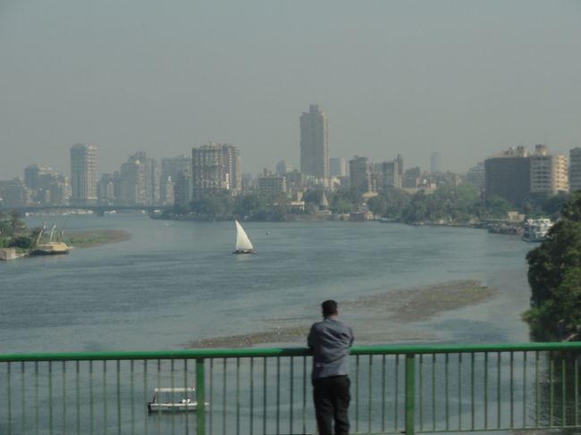 バスは<br />スルタンハサンモスクへ向け出発<br /><br /><br />ガイドさんからエジプトについてのミニ情報を教えてもらった。<br />エジプトの人口は約8000万人<br />そのうち、90％にあたる人がナイル川に面した場所に住んでいるのだと言う。<br />確かに、一歩市街地を抜け出すと<br />広大な砂漠しか無かったもんな〜〜