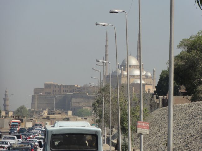 前方に何か見えてきた