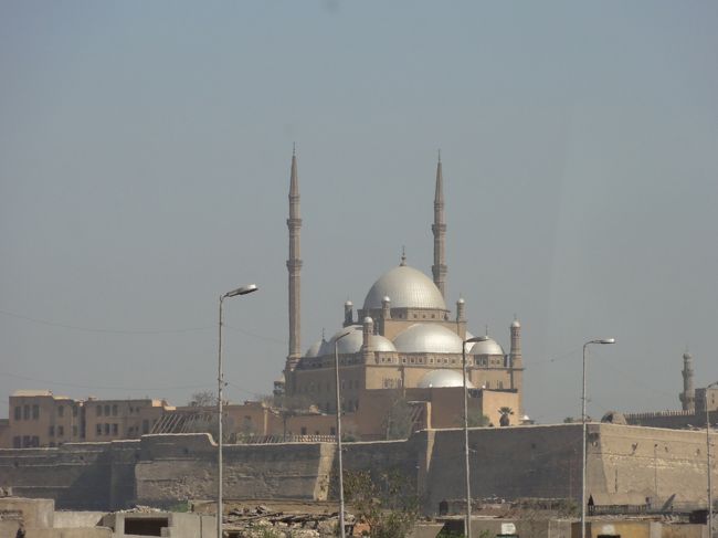 これは2本のミナレットを持った<br />『モハメッドアリモスク』