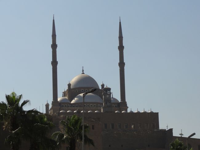 ここオールドカイロと呼ばれる場所は<br />以前は、ここに文化の中心拠点があったと言うのだ。<br /><br /><br />戦争が繰り返し起こった場所でもあり<br />モスクや教会など<br />建物も様々。<br />こんなに密集して色々見られるのは、とても面白い。