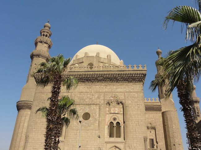 アフリカ大陸初のイスラム教のモスクと言われる<br />『アムルモスク』を見学<br /><br />どの写真がどのモスクか<br />見分けがつかなくて申し訳ありません･･･。<br /><br />