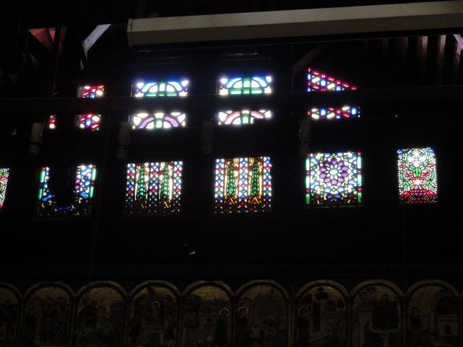 エジプトの人口は8000万人<br />そのうち10％を占める人がコプト教の信者と言われています。<br />イスラム教ばかりが目立つエジプトですが<br />元々はキリスト教を主体とする宗教がそのほとんどを占めていたらしいのです。<br /><br />多くの戦争で<br />様々な宗教が入り込み<br />現在の形になったと言う事でした。