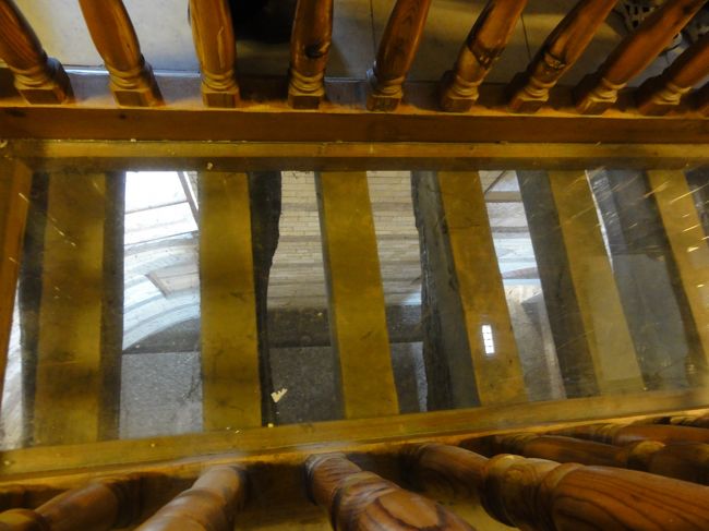 床の底に見えるのは<br />死刑執行場跡です。<br /><br />キリスト教の宗教弾圧による粛清はギリシャ・トルコでも見ることが出来ましたが<br />ここまで、はっきり跡が残っているのも珍しいんじゃないかと･･･。