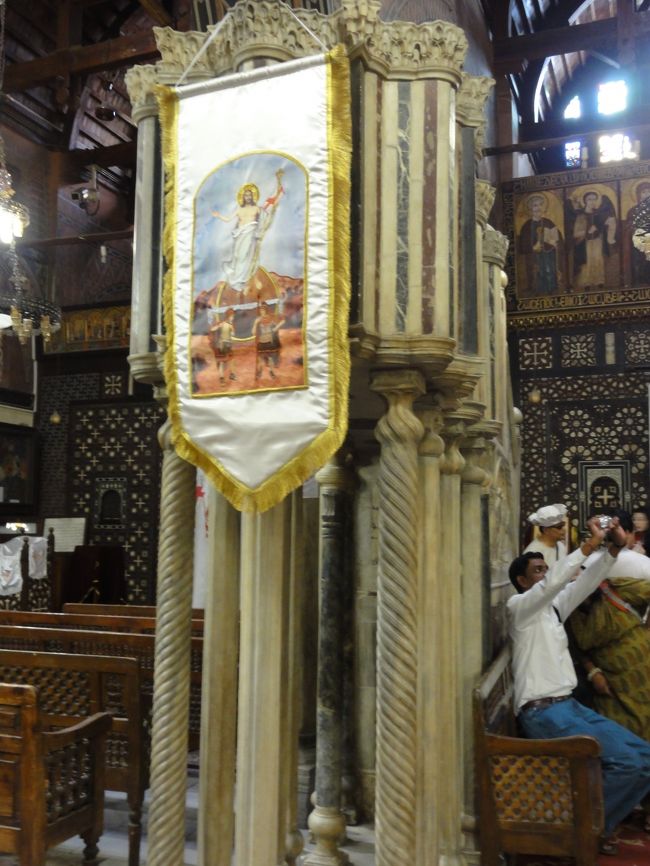 1本だけ黒い柱が見えます。<br />これは、裏切り者ユダの象徴だとか。