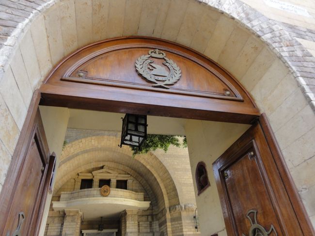 コプト教会のすぐ隣･･･<br />この門をくぐると