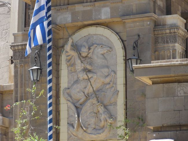 正面中央に見えるのは竜を退治する聖ゲオルギウスです。<br /><br />左側にギリシャの旗があります。<br />ここはコプト教ではなくギリシャ正教の教会となっています。<br /><br />