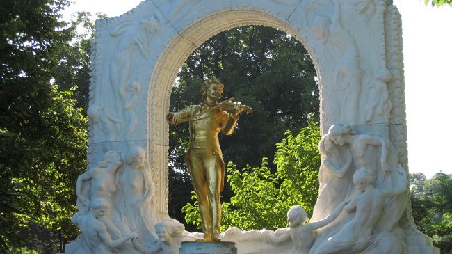 7/12　市立公園を最初に訪問。今日は中欧ヨーロッパ2週間の旅の最終日。ウイーン発18：30でフランクフルトでJL408便に乗り換え、帰国。