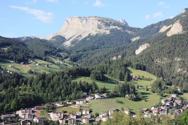 10：50頃、イタリアのドロミテ、ガルディナの谷にある"オルティゼーイ”に到着<br />まだまだ、イタリアでもドロミテはメジャーでは無いのでホテルなどを探すのが難しい。日本で旅の計画時点で、ガルディナの情報発信を行っているHPを探した。http://www.valgardena.itこのサイトを活用すると便利。<br /><br />このサイトで、いろいろな情報を見つけることができる。ただし、英文。
