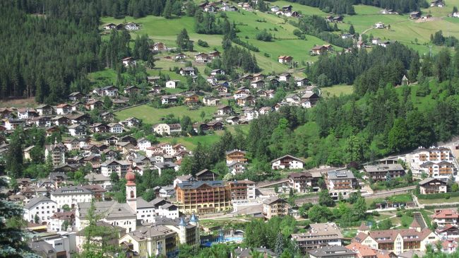 宿泊したホテルから“オルティゼーイ”の町を写した写真。この街は、標高1236ｍ夏はハイキング、マウンテンバイク、冬はもちろんアルペンスキーのメッカ。写真の中心に写っている教会を中心に街が広がり、多くのホテルやペンションが丘に建てられている。