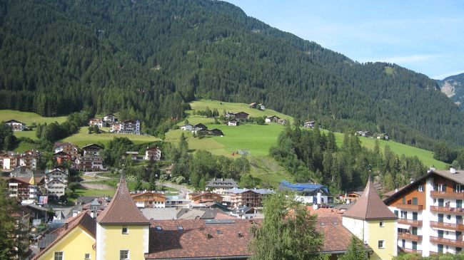 この写真は街の中から宿泊したホテルの建つ丘を写す。宿泊したホテル（Hotel　Ronce)は中央の緑の草原の中にある建物。この地域のホテルは朝食、夕食付きで予約できる。このホテルは110ユーロ/泊（朝、夕食付2名）。日本のペンション様な感じでイタリア料理も美味しく、お勧め。