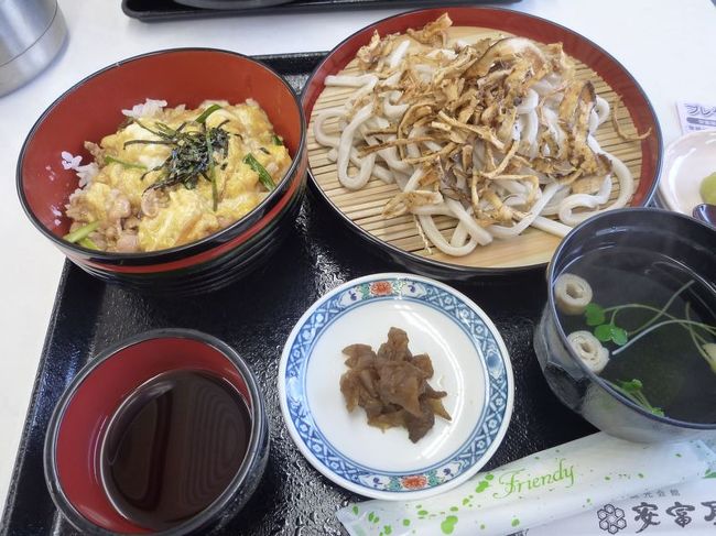 昼食は秋芳洞前の安富屋で、ごぼううどんと親子丼を食します。