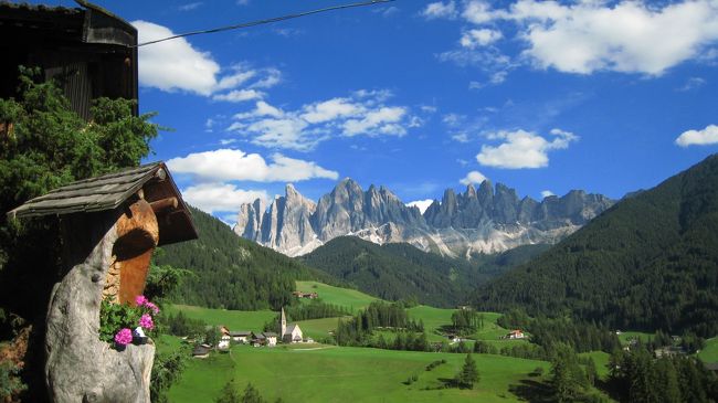 村の道祖神とサン・マッダレーナ村。この絶景ポイントを探すのに、大変苦労した。観光地になっていないので、全く看板や標識がない。以前ここを訪れた方のHPに書かれていた旅行記を参考に探し出す。これが本当の旅に楽しさか。