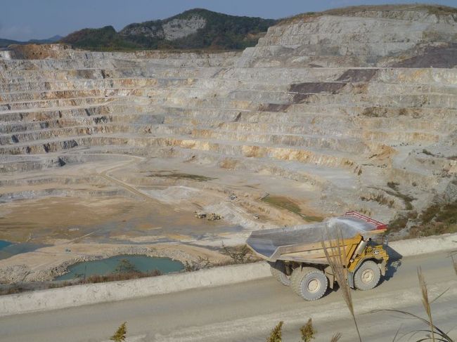 トレーラーが採掘場にむかっています。