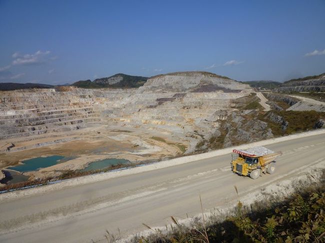 何度も何度も往復し、セメント工場に石灰石を運びます。