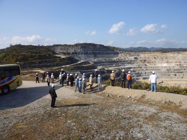 ヘルメットをかぶって見学する参加者達です。