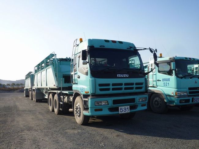 車は日本ではここでしか見られないセミトレーラーで、公道を走らないためナンバープレートも特殊なものとなっています。<br />