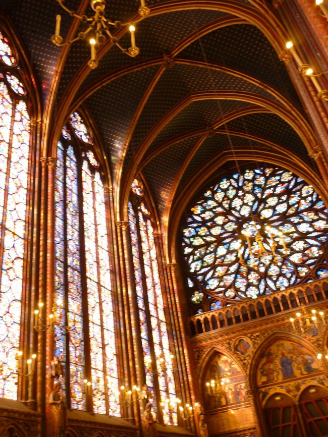 オペラ座近くのマルトオペラホテルからバスに乗って<br />フランスに着いたら絶対に行きたかったところ！<br />サントシャペルです<br />教会の壁ぐるっと一周ほどんどがステンドグラス！<br /><br />