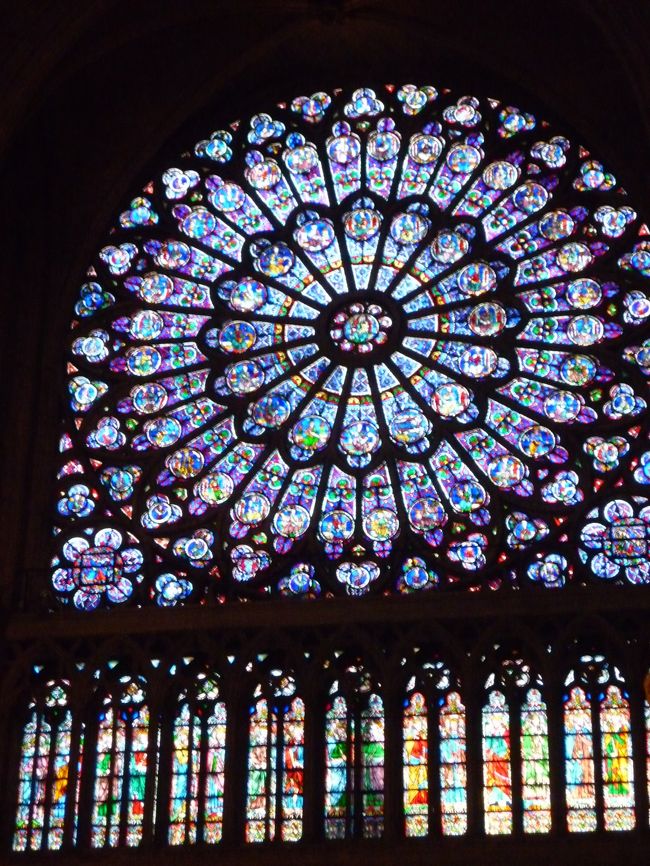 バラ窓　左右に１ヶづつあります。<br />こちらは青い方<br /><br />教会内に響き渡る聖歌と生ゴスペルがとても素敵でした<br /><br />そのあとシテ島に渡り<br />ベルリヨンでアイスクリーム<br />ショコラのお店でエクレア<br />ホットワインを飲みながらセーヌ川沿いを散歩