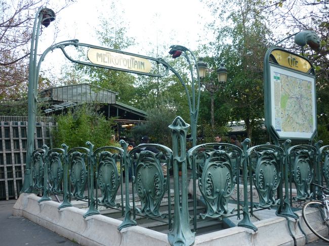 サントシャペルからノートルダムへ向かう途中にある<br />地下鉄の出入り口<br />