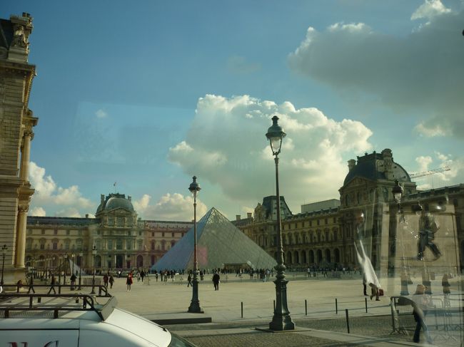 ここからは観光バスにのってパリ市内観光へ<br />ルーブル美術館