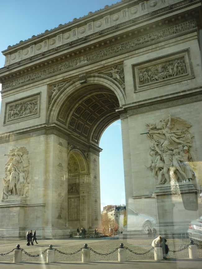 凱旋門　この奥に新凱旋門もありました
