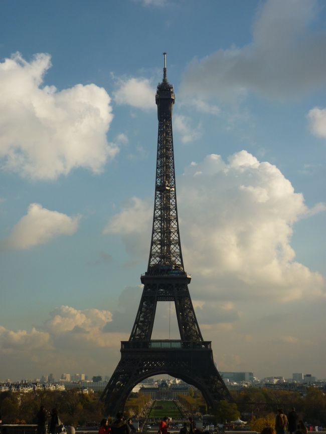 エッフェル塔<br />今日は１１月ではめずらしい晴天だそうです<br />新しい詐欺に注意！<br />美人のお姉さんがアンケートに答えてと寄ってきます<br />下手にサインしてしまうと金銭を要求されるそうです。<br />あらゆる手で旅行者に迫ってきますねーこわいこわい<br />