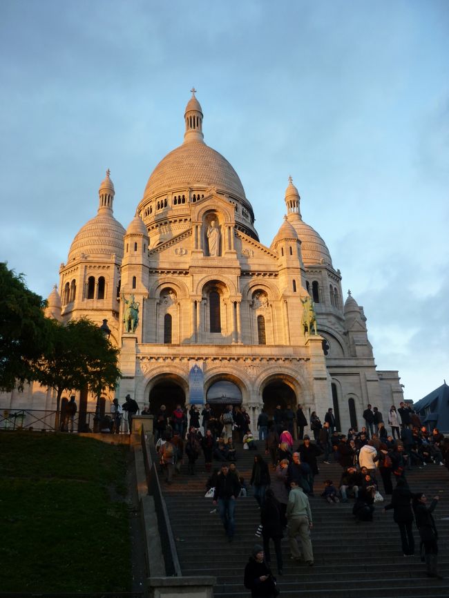 夕日に染まるサクレクール寺院<br />寺院内のモザイク画は素晴らしかったです。<br />見学後、絵描きさんの集まる広場を見学<br />