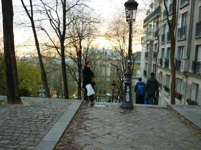 モンマルトルの丘の階段をくだってツアーが終了<br />