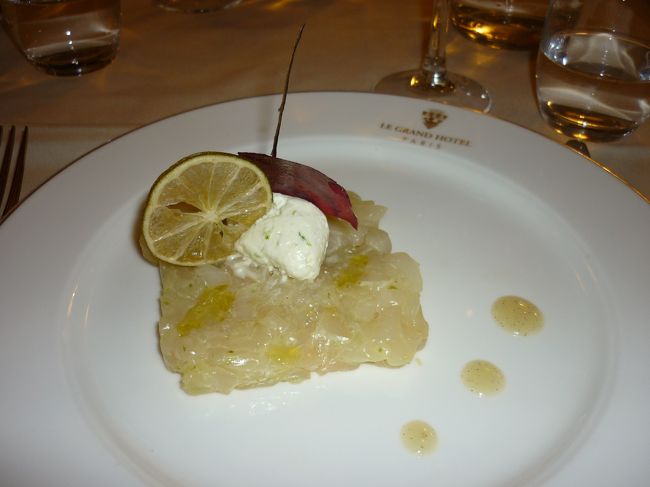 オペラ座のすぐ近くのルグランカフェにてディナー<br />内装がとても豪華で気遅れしてしまい、<br />食べ物以外の写真がありません・・・<br />前菜はホタテのタルタル<br />叩いたホタテにレモン・バター・サワークリーム（と思う）を<br />あえてある一品<br />私はすごく気に入ったのですが旦那はお口に合わず。