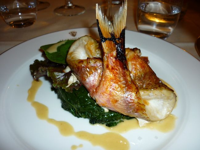 一匹まるまるですか！と苦笑いしてしまいそうな<br />鯛のグリル　下には盛りだくさんのホウレンソウ