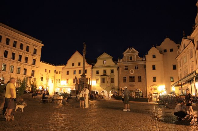 夜のスヴォルノスティ広場。私たちが宿泊したホテルはこのスヴォルノスティ広場に面した”Old　Inn"。朝食込みで112ユーロなので、観光地にしては妥当な値段か。観光には、とても便利だった。<br />朝食で、多くの韓国人観光ツアーに会った。チェコでも、日本人より韓国人、台湾人観光客の多さに驚かされる。